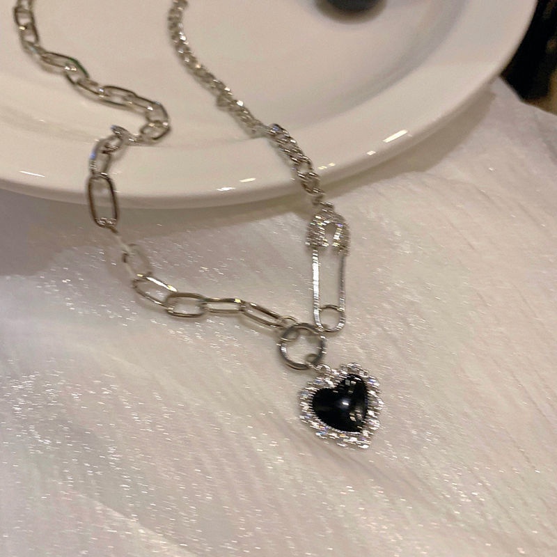 Collana con ciondolo a forma di spilla Black Love con strass pieni, moda retrò, catena per clavicola_voghion.com