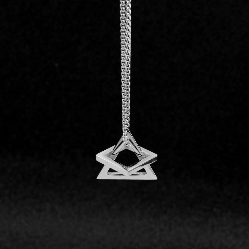 Collana geometrica con ciondolo quadrato e triangolo_voghion.com
