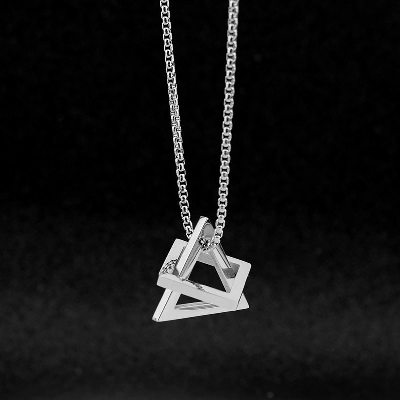 Collana geometrica con ciondolo quadrato e triangolo_voghion.com