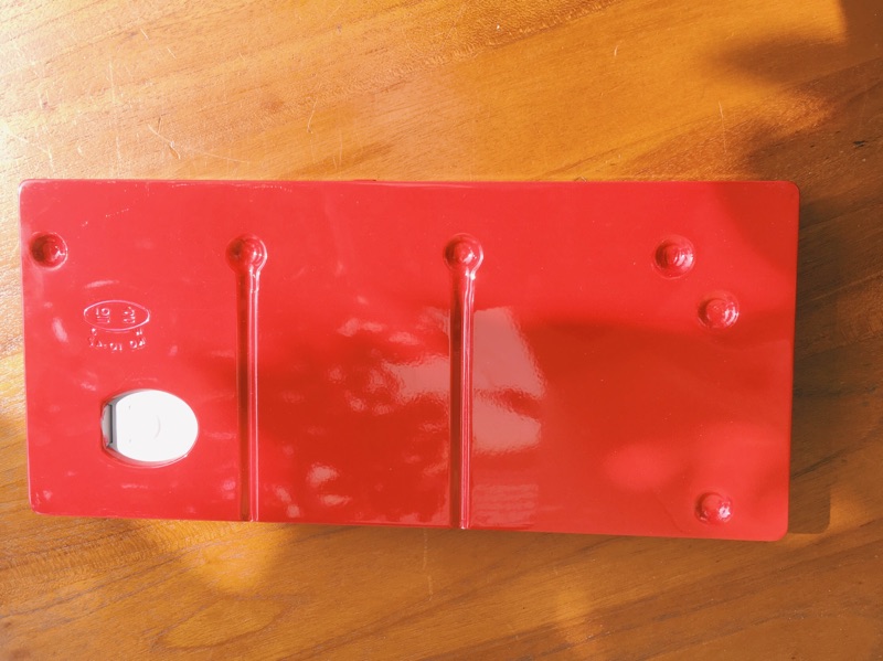 背面品牌資訊與細節