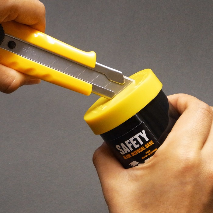 OLFA DC-1 / 133K 折刃器 底部規格與使用說明標籤