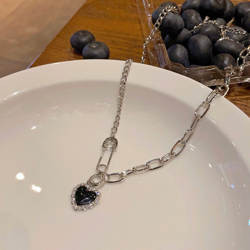 Collana con ciondolo a forma di spilla Black Love con strass pieni, moda retrò, catena per clavicola_voghion.com