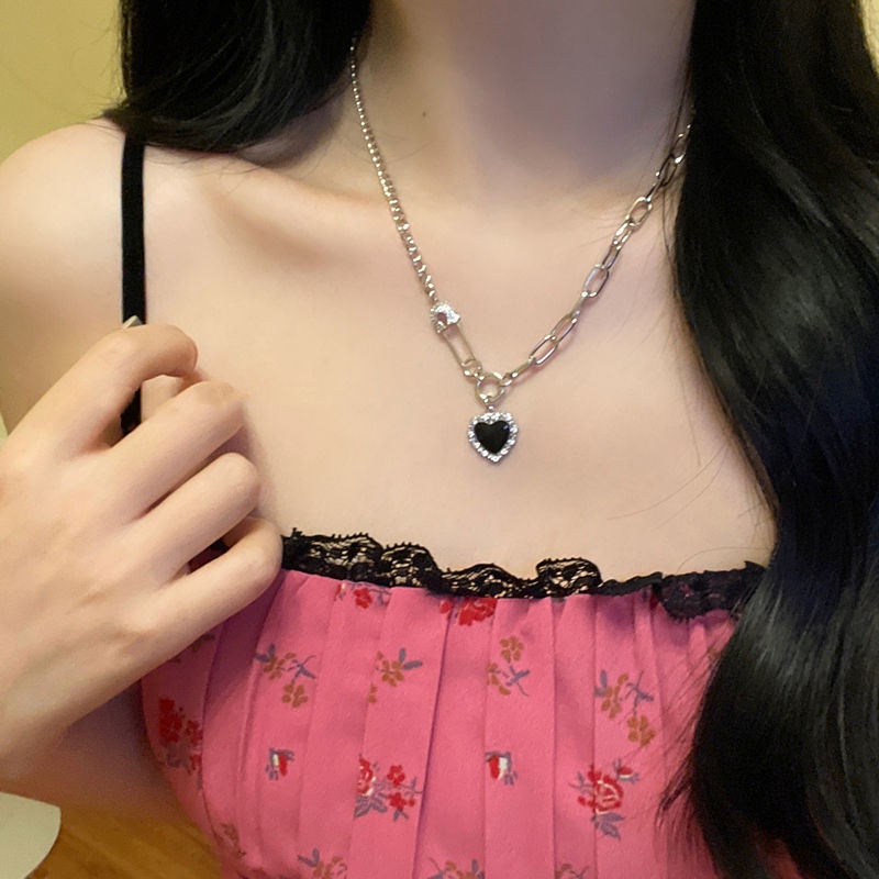 Collana con ciondolo a forma di spilla Black Love con strass pieni, moda retrò, catena per clavicola_voghion.com