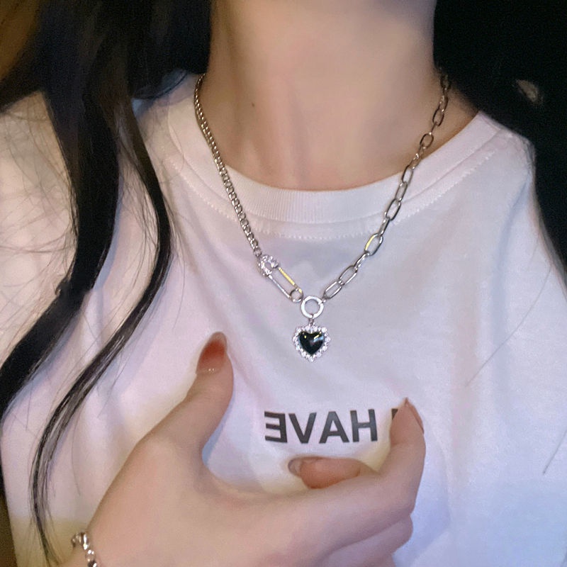 Collana con ciondolo a forma di spilla Black Love con strass pieni, moda retrò, catena per clavicola_voghion.com