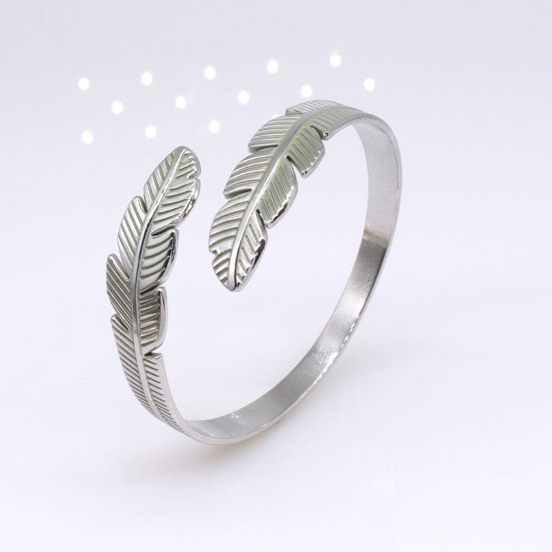 Åben armring med fjer i rustfrit stål til dame og herre_voghion.com