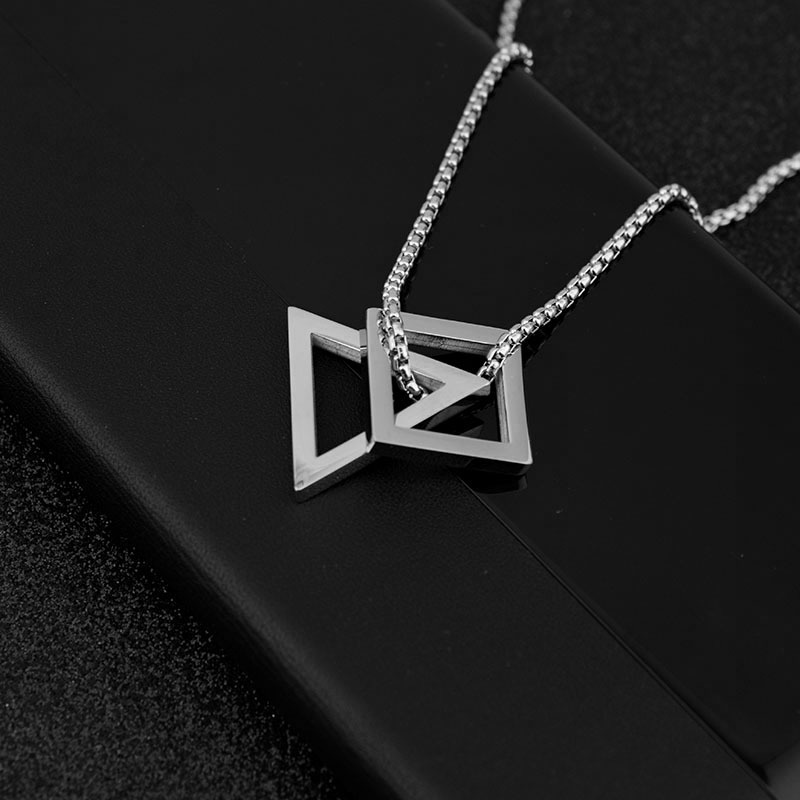 Collana geometrica con ciondolo quadrato e triangolo_voghion.com