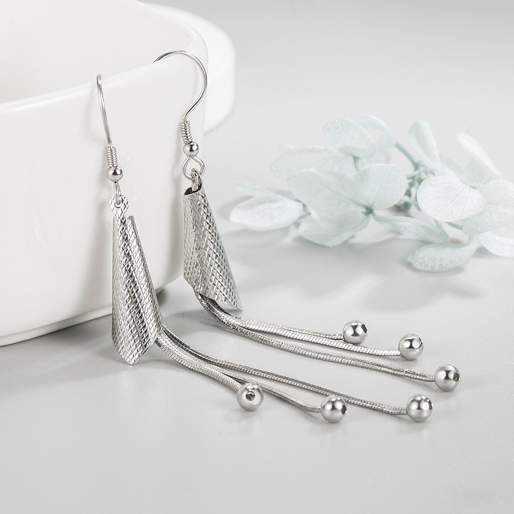 Orecchini pendenti geometrici con lunghe nappe stile elegante_voghion.com