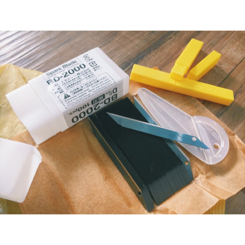 NT Cutter 30度黑刃10片裝與黃色分裝盒展示