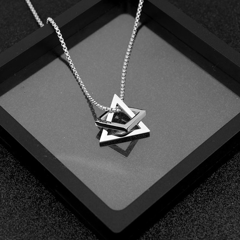 Collana geometrica con ciondolo quadrato e triangolo_voghion.com