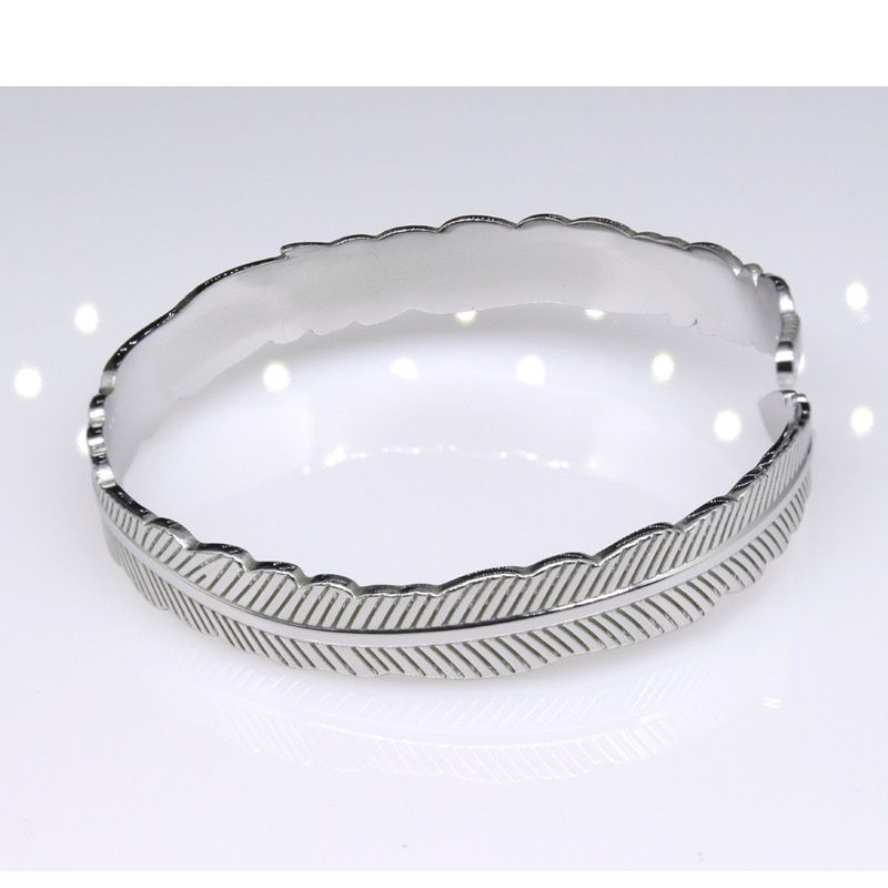 Åben armring med fjer i rustfrit stål til dame og herre_voghion.com