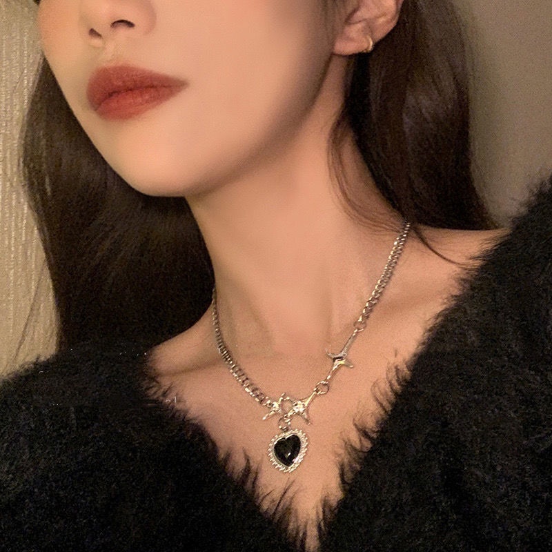 Collana con ciondolo a forma di cuore nero, punk, con strass lucidi, a forma di stella, a catena asimmetrica, per donne, con catena al collo_voghion.com