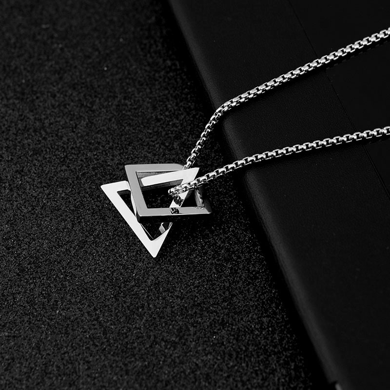 Collana geometrica con ciondolo quadrato e triangolo_voghion.com