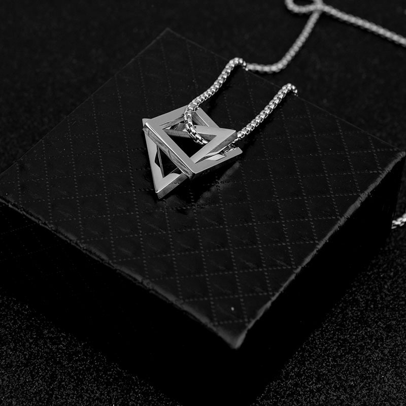 Collana geometrica con ciondolo quadrato e triangolo_voghion.com