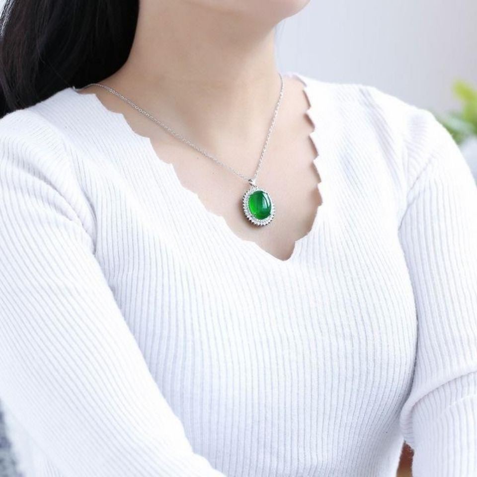 Collana con pendente in pietra verde e crisoprasio per donna_voghion.com