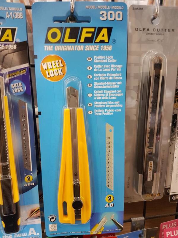 日本 OLFA 300小型美工刀 產品正反面與外盒