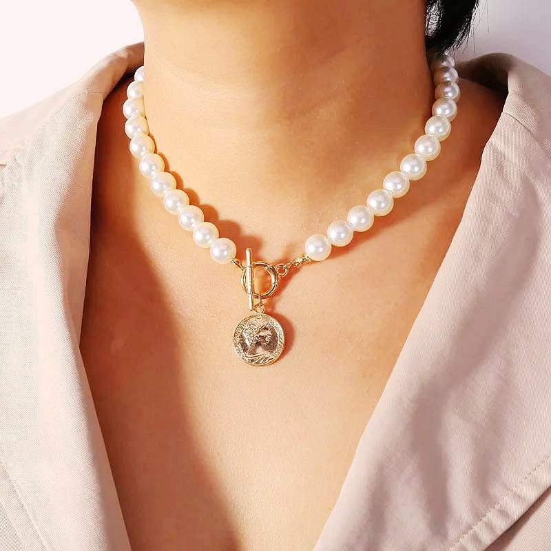 Klassieke parelketting met munthanger voor dames_voghion.com