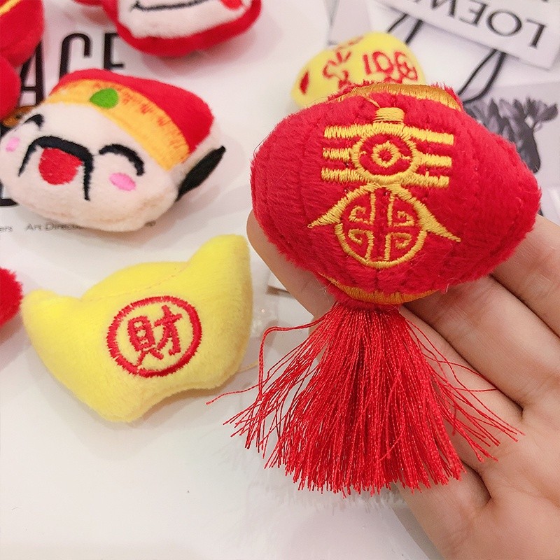 台灣現貨【新年迷你插飾】胸針造型福袋虎頭龍頭吉字金掃帚 盆栽福桶 開市裝飾 小物點綴 新年佈置