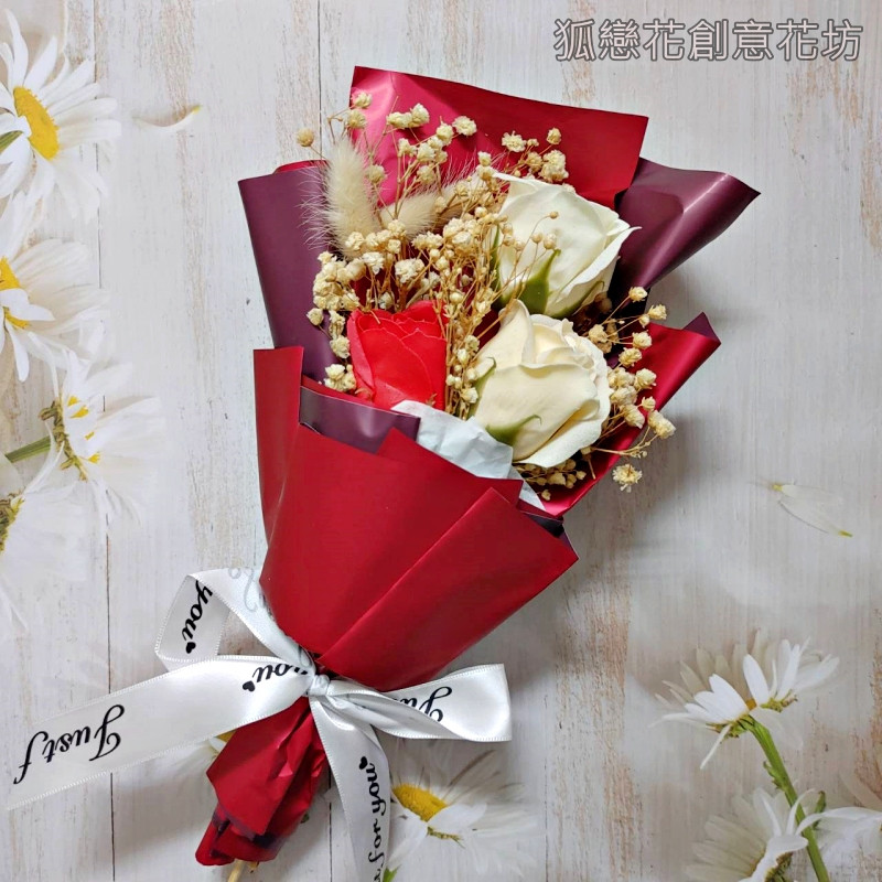 3朵香檳紅玫瑰(混搭),提袋等其他配件商品可至加購區挑選