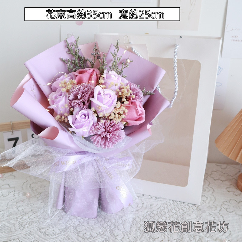 10朵康乃馨玫瑰搭永生滿天星(紫色包裝),(贈送提袋).可至加購區挑選其他配件
