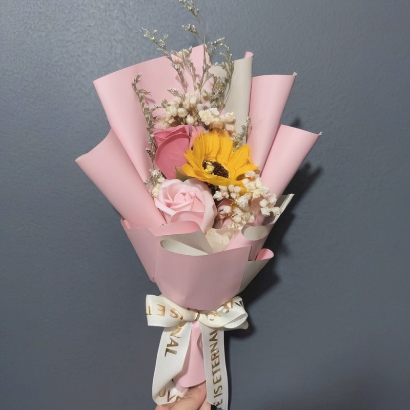 3朵玫瑰向日葵(粉色包裝),提袋等其他配件商品可至加購區挑選