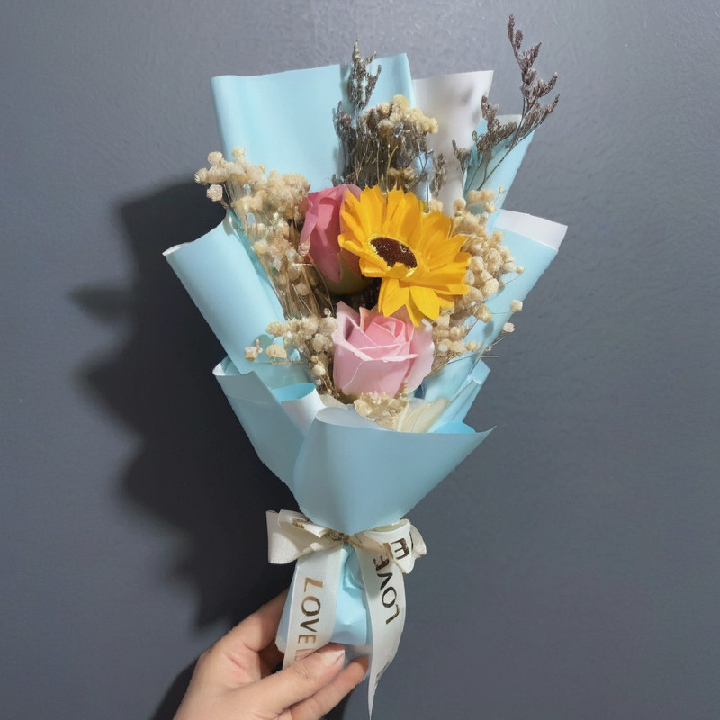 3朵玫瑰向日葵(淺藍包裝),提袋等其他配件商品可至加購區挑選