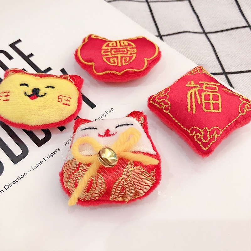 台灣現貨【新年迷你插飾】胸針造型福袋虎頭龍頭吉字金掃帚 盆栽福桶 開市裝飾 小物點綴 新年佈置