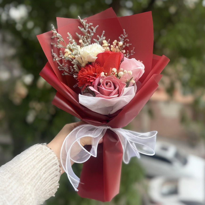 5朵紅粉康乃馨玫瑰,提袋等其他配件商品可至加購區挑選