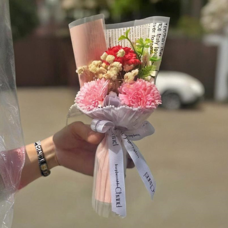 3朵紅粉康乃馨(珍珠網紗),提袋等其他配件商品可至加購區挑選