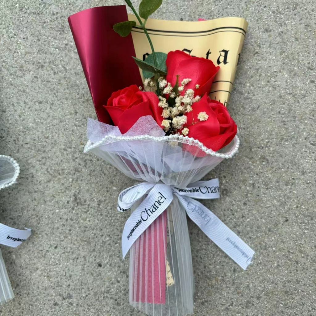 3朵紅玫瑰(珍珠網紗),提袋等其他配件商品可至加購區挑選