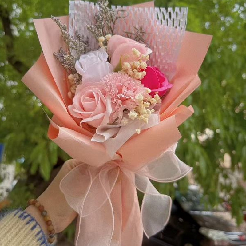 5朵粉白康乃馨玫瑰,提袋等其他配件商品可至加購區挑選