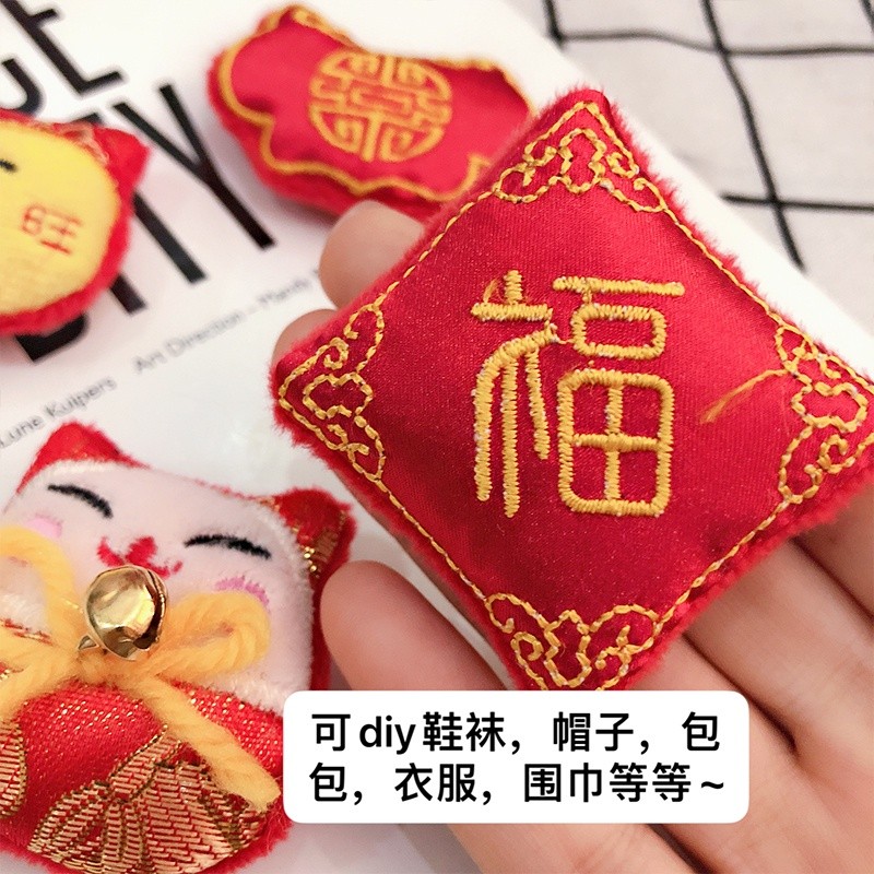台灣現貨【新年迷你插飾】胸針造型福袋虎頭龍頭吉字金掃帚 盆栽福桶 開市裝飾 小物點綴 新年佈置