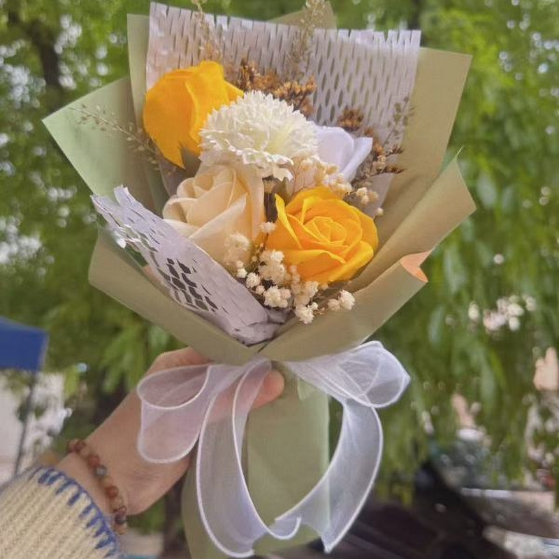 5朵香檳黃康乃馨玫瑰(混搭),提袋等其他配件商品可至加購區挑選