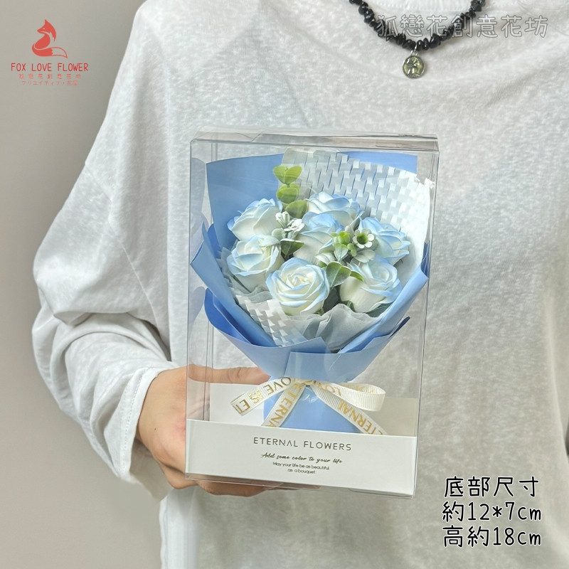 18cm七朵碎冰藍玫瑰搭配尤加利,(附透明禮盒/LED燈串)需自行安裝