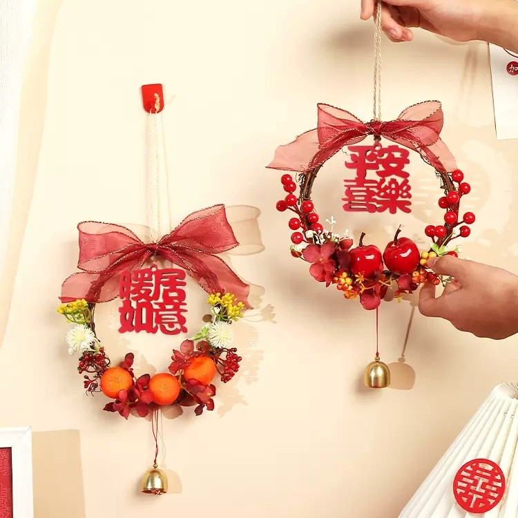 台灣現貨【紅果鈴鐺藤圈】新年花環門掛 玄關門口牆面佈置 祝福字樣柿子橘子蘋果造型 成品免組裝 多尺寸 新年佈置 玄關裝飾