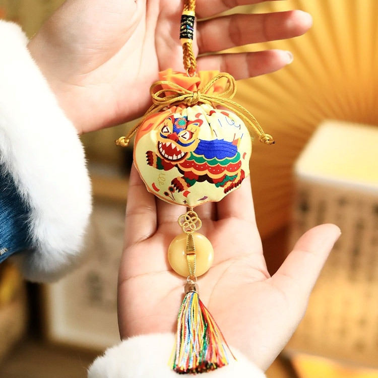 台灣現貨【新年香囊福袋掛飾】流蘇元寶祈福小香包 門把包包車內盆栽點綴 圖樣顏色隨機 新年佈置 裝飾掛飾