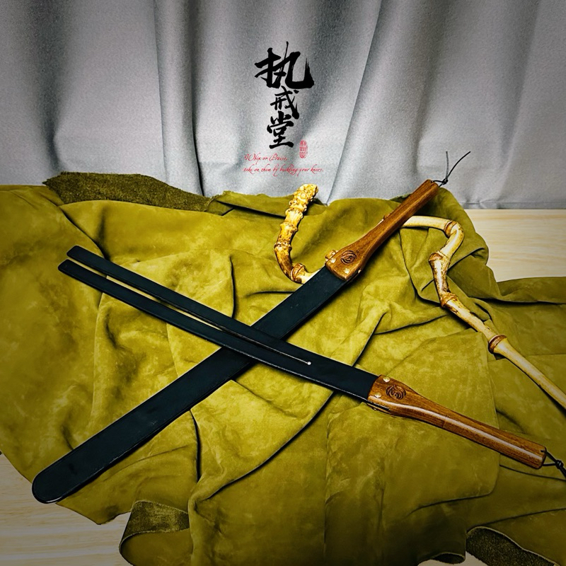 【KKsp道具雜貨店】*木柄牛筋皮雙尾/整拍*牛筋皮拍 Spank 打屁股 懲罰工具 處罰 實踐 punishment