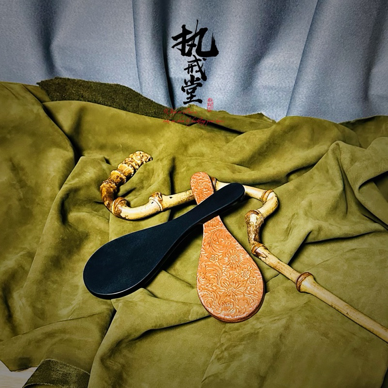 【KKsp道具雜貨店】*雙面印花/素色暗黑 雞腿拍* 牛筋皮皮拍 Spanking 打屁股 懲罰工具 處罰 實踐工具