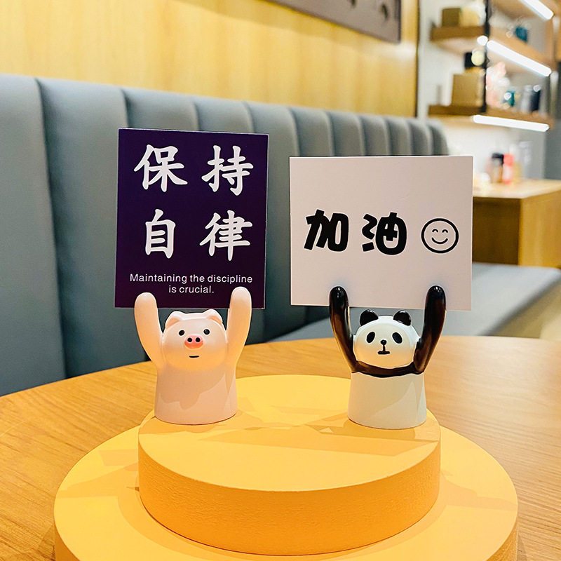 台灣現貨【小動物舉牌名片夾擺件】勵志療癒桌面小物 夾名片便條小卡 櫃檯收銀台車內擺飾