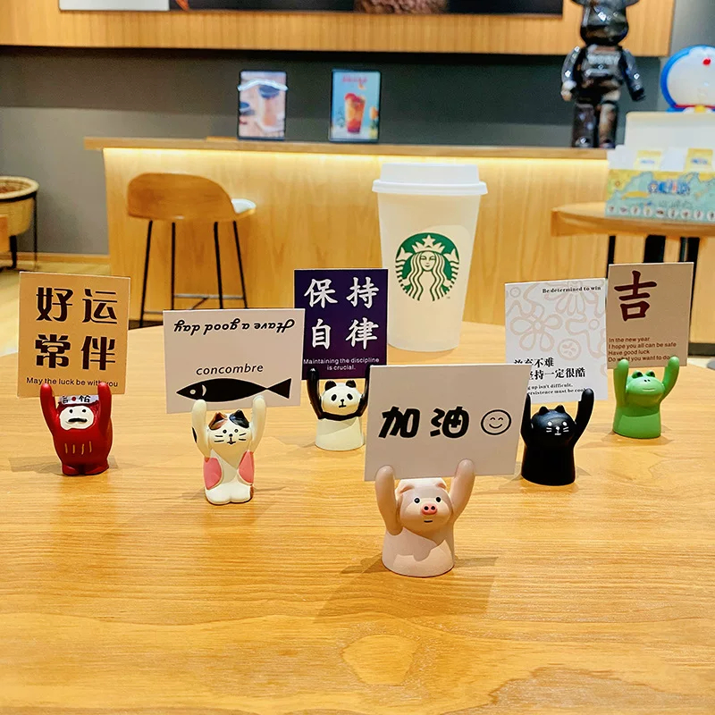 台灣現貨【小動物舉牌名片夾擺件】勵志療癒桌面小物 夾名片便條小卡 櫃檯收銀台車內擺飾