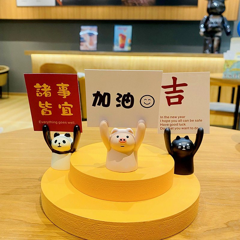台灣現貨【小動物舉牌名片夾擺件】勵志療癒桌面小物 夾名片便條小卡 櫃檯收銀台車內擺飾