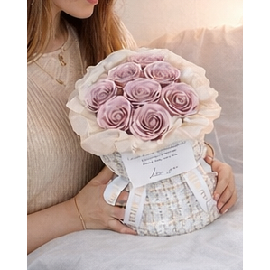 台灣現貨【仿真玫瑰花束】9朵永生風禮袋花束 情人節禮物 生日禮物拍照花束 居家佈置告白驚喜花禮