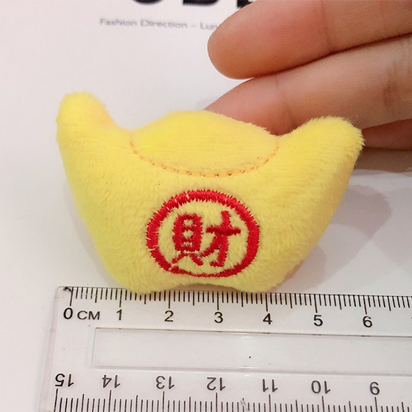台灣現貨【財神元寶胸針】新年絨布刺繡小配件 招財祝福花藝禮盒包裝點綴 可固定布料紙袋DIY手作佈置 新年佈置