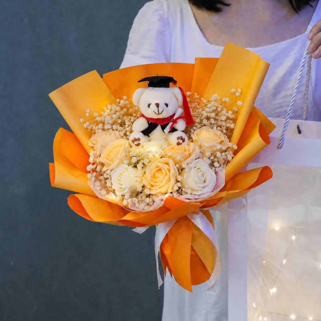 台灣現貨【香皂玫瑰滿天星花束】35cm 9朵玫瑰滿天星搭配畢業座熊花束 畢業花束 典禮合照 祝福紀念 花禮擺飾 生日禮物