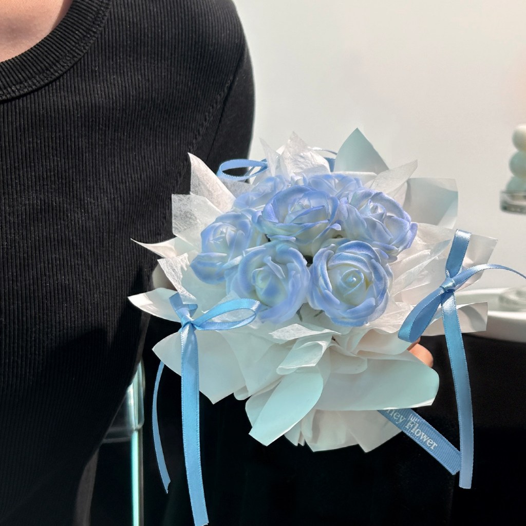 15cm7朵小玫瑰捧花（碎冰藍）,純花束（無提袋／無燈串）