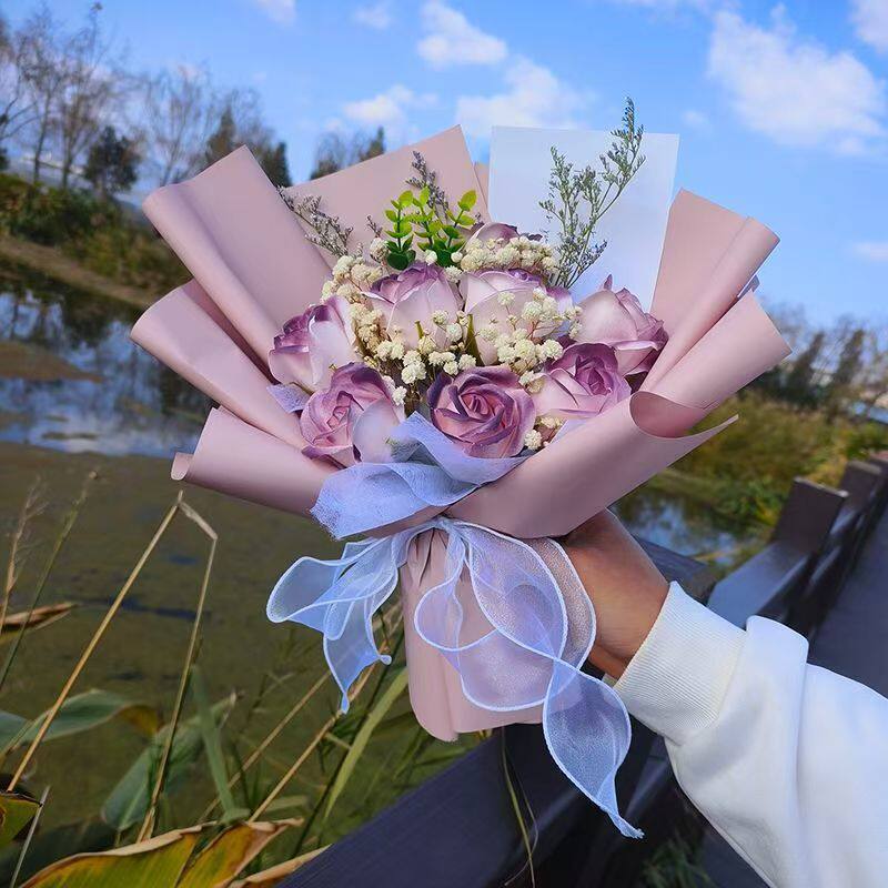 台灣現貨【玫瑰滿天星花束】30cm九朵玫瑰搭配滿天星情人節生日告白送禮畢業花禮居家佈置花店風包裝 畢業花束 謝師禮物 生