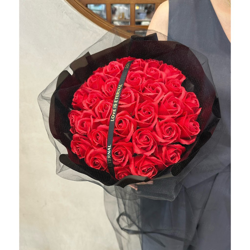 33 朵｜字母款經典紅玫瑰,純花束（無提袋／無燈串）