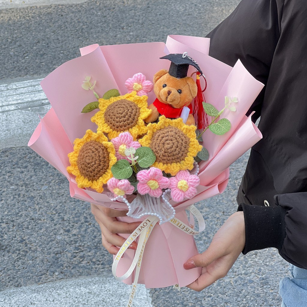 台灣現貨【畢業熊花束】35cm三朵小向日葵坐姿畢業熊花束 櫥窗提袋燈串 畢業季拍照送禮 畢業花束 謝師禮物 生日禮物