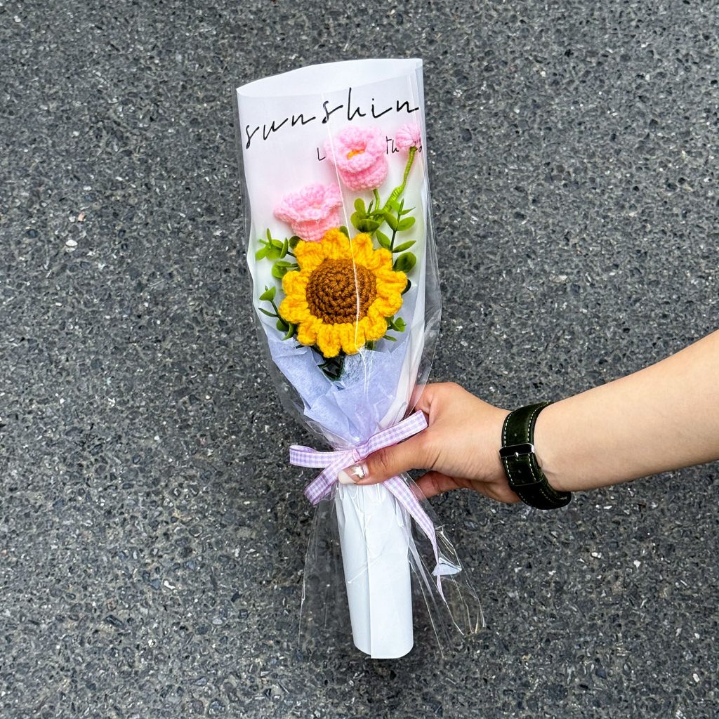 台灣現貨【鈴蘭向日葵花束】35cm粉色藍色混搭花禮 畢業季生日禮物 透明提袋燈串 溫柔祝福 畢業花束 謝師禮物