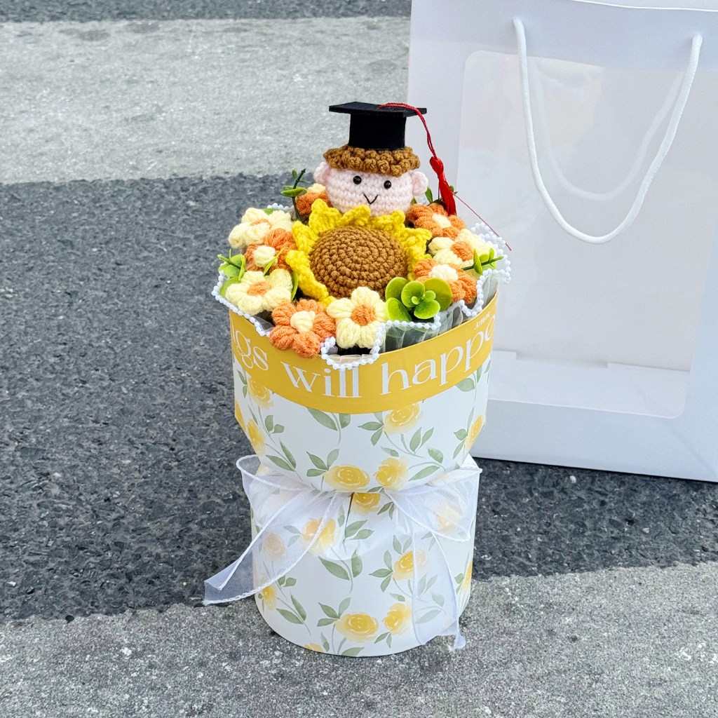 35cm針織粉花束（畢業男孩＋向日葵）,純花束（無提袋／無燈串）