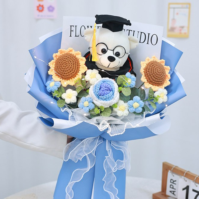 台灣現貨【博士熊針織花束】50cm向日葵玫瑰搭配畢業博士熊毛線花禮 畢業季送禮 典禮合照 拍照打卡 櫥窗提袋燈串可選